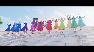 日向坂46が色とりどりの衣装で踊る、カップリング「JOYFUL LOVE」MV公開 | Daily News | Billboard JAPAN