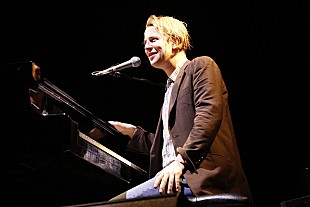 「全英No.1新世代ピアノ・マン＝トム・オデール、3年ぶり来日公演のレポートが到着」