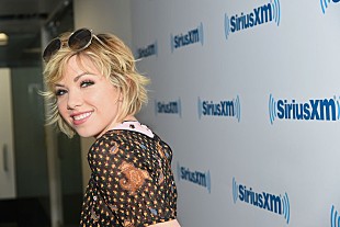 「カーリー・レイ・ジェプセン、映画『ティファニーで朝食を』をオマージュした猫好き必見の新MV公開」