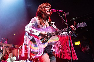 「ジェニー・ルイス、ベック/S・ヴィンセント/M・デマルコら出演のレトロなMV公開」