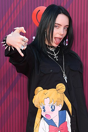 「ビリー・アイリッシュ、トゥレット症候群を抱えていることやポールとのFaceTimeについて語る」