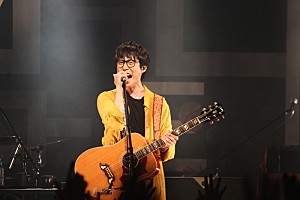 高橋優【STARTING OVER】沖縄公演、熱気に包まれたライブハウスでの特別な一夜 | Daily News | Billboard JAPAN