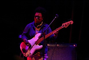 「ミシェル・ンデゲオチェロ、うねりを帯びた至高のグルーヴで会場を包み込んだ大阪公演の模様をレポート」