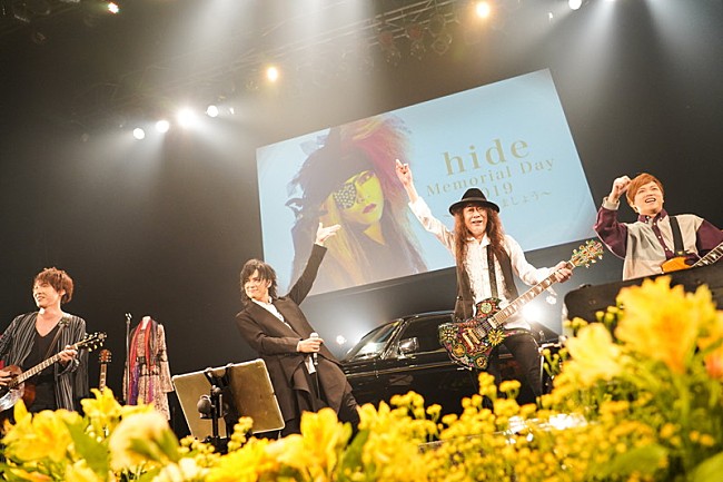 hide「hideへの献花式＆フィルムライブ、hide愛用ギターをPATAが25年ぶりステージ演奏」1枚目/16