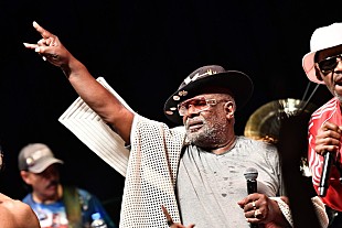 「フル・スロットルで駆け抜けていったラスト・ツアー　自由奔放で楽観的なジョージ・クリントン最後の来日ライブが炸裂した“伝説の夜”」