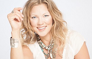 「メイヤ、デビュー25周年を祝した新アルバムを携えて7月に来日公演を開催」