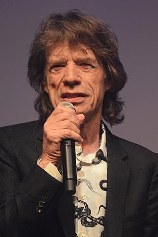 「ミック・ジャガー、新曲に合わせてギターを弾く映像を投稿」