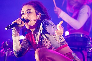 「チャーリーXCX、スパイス・ガールズ「ワナビー」のリミックスをライブで披露」