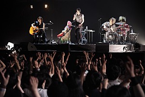 BUCK-TICK、多幸感に満ちあふれた【ロクス・ソルスの獣たち】約 