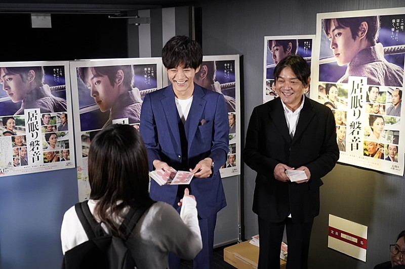 「松坂桃李、ファンに“大入り袋”を手渡し　感激の男性ファン、松坂に「大好きです！」」1枚目/1