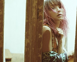 「LiSA、2体の“鬼”の間で感情露わに「紅蓮華」歌う」