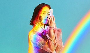 「安田レイ、両A面SG『over and over/dazzling tomorrow』リリース決定」