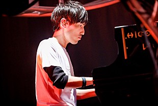 「澤野弘之、総勢10組のゲストヴォーカルを迎えたワンマンライブ　レポート到着」