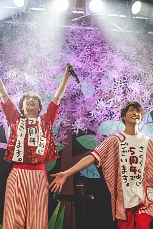 「さくらしめじ、サプライズ連発のハッピーなバースデーライブ「みなさんが大好きです！」」