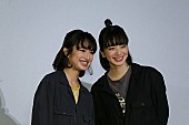 「小松菜奈、門脇麦と「姉妹役で再共演したい」 『さよならくちびる』舞台あいさつに劇中衣装で登場」1枚目/1