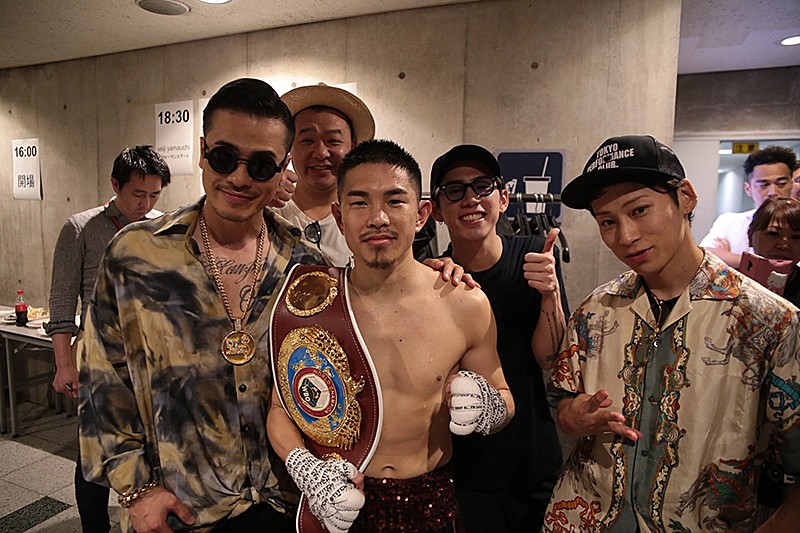 AK-69、日本人初のボクシング4階級王者・井岡一翔に生ライブでエール