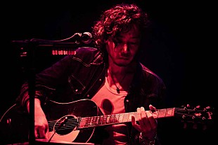 「斉藤和義、ツアーで披露した映画『アイネクライネナハトムジーク』の主題歌「小さな夜」配信スタート」