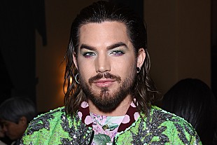 「アダム・ランバート、ル・ポールの番組で最新作や新恋人について語る」