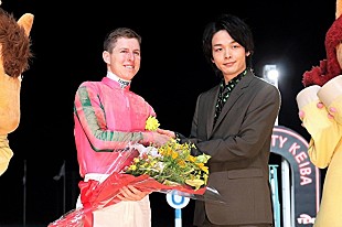 「中村倫也、東京シティ競馬に初登場！　「空が降ってくるような感覚にドキドキ」」