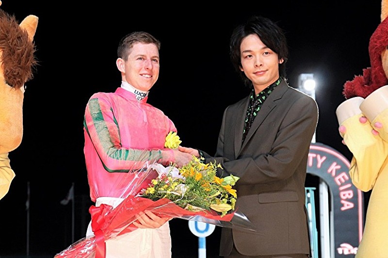 「中村倫也、東京シティ競馬に初登場！　「空が降ってくるような感覚にドキドキ」」1枚目/1