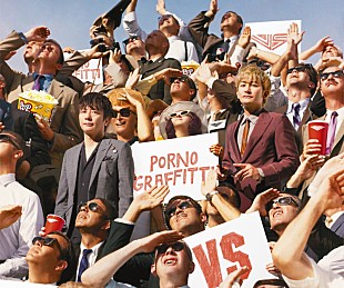 「ポルノグラフィティの20年を感じさせる新曲「VS」MV公開、阪井一生（flumpool）も登場」