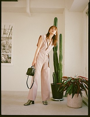 「佐藤晴美（E-girls/Flower）×EMODAのコラボレーション・アイテム発売」