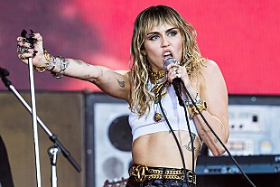 「マイリー・サイラス、ペットのブタを追悼「たくさんの笑いと楽しい時間をありがとう」」