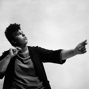 「アラバマ・シェイクスのブリタニー、1stソロ・アルバムが日本先行で9/18に発売」