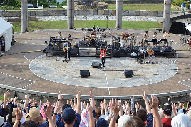 スターダスト☆レビュー「スターダスト☆レビュー、恒例の野外ライブツアー【楽園音楽祭】開幕」1枚目/5