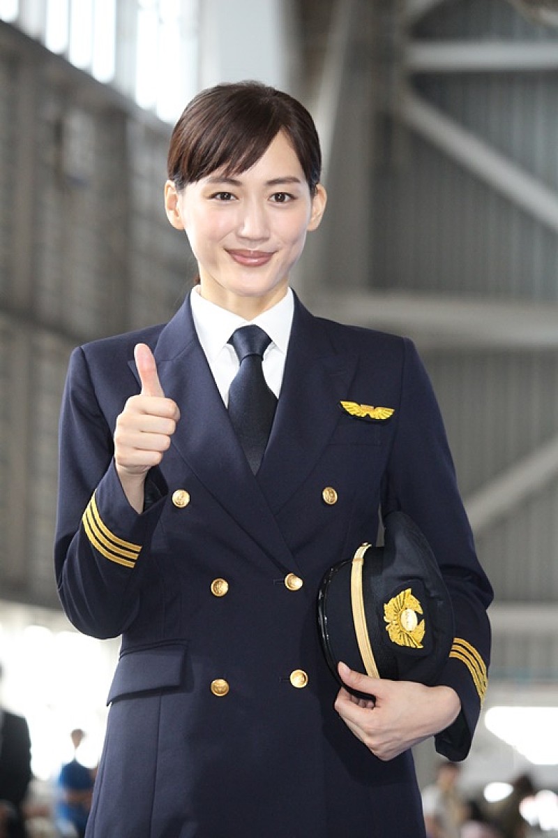 綾瀬はるか、パイロットの制服姿を披露　「カッコいい。光栄です」