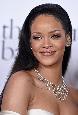 「リアーナ、自分に激似の少女の写真に驚く「スマホ落としそうになった」」