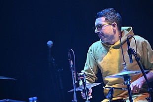 「＜ライブレポート＞手に汗握るアプローチで展開されるグルーヴの革新　クールな最先端ジャズをホットにプレイするマーク・ジュリアナのプレイに酔い痴れる宵」