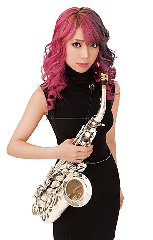 「“サックスYouTuber”のユッコ・ミラー、ジャズ入門者も楽しめる3rdアルバム『Kind of Pink』9月リリース」