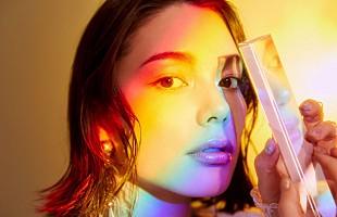 「安田レイが初のピアノ弾き語りでアリシア・キーズのカバーも、ワンマンライブ大成功に」