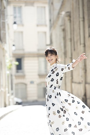 「大塚 愛、新ビジュアルは夏のパリで撮影」