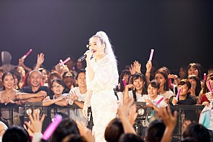 「ちゃんみな、360度ステージの超至近距離フリーライブが大盛況」