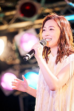 「福原遥、親友・堀田真由がサプライズ登場したソロデビューイベントで涙」