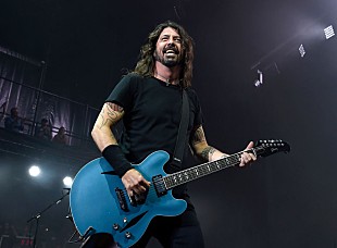 「デイヴ・グロールからライブ中に呼ばれた車椅子のファン、クラウドサーフィンしながらステージに」