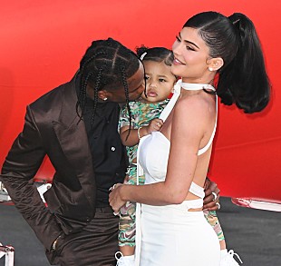 「トラヴィス・スコット＆カイリー・ジェンナーの1歳の娘がレッド・カーペット・デビューを飾る」