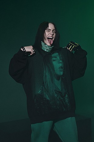 「ビリー・アイリッシュ×ベルシュカ、モノトーンとディープカラーに包まれたコレクション販売」