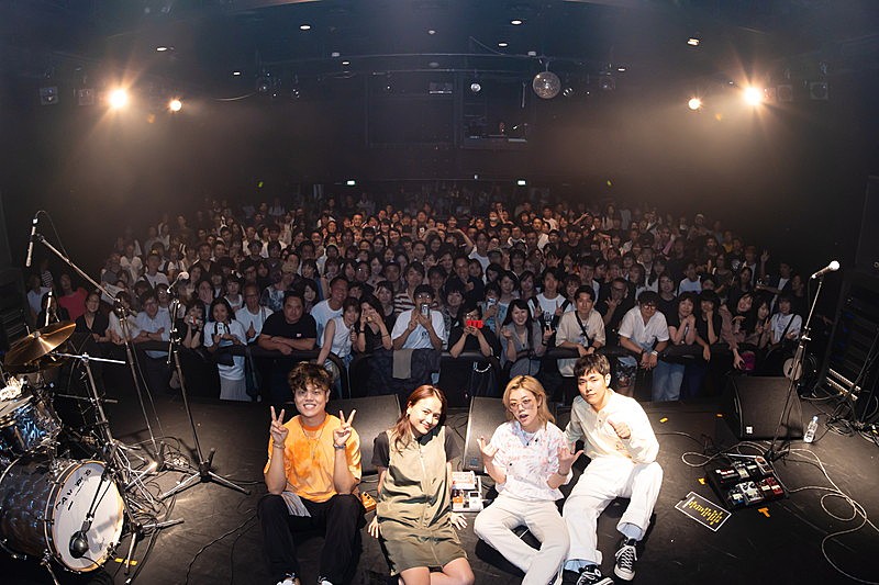 〈ライブレポート〉日本シンガーiri×韓国バンドSE SO NEON、音楽で絆を結ぶ