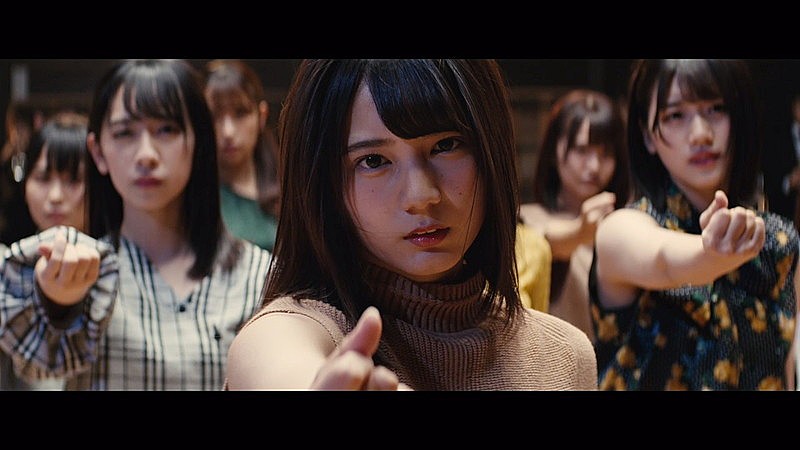 日向坂46が新曲「こんなに好きになっちゃっていいの？」MV公開、オーケストラ従えてパフォーマンス