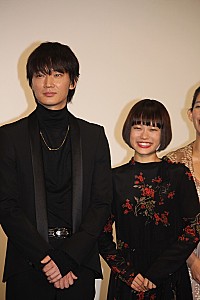 綾野剛 杉咲花に誕生日プレゼントを二つ どっちもいいなと思って選べなかった Daily News Billboard Japan