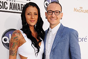 「故チェスター・ベニントンの未亡人が婚約を発表」