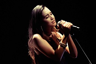 「Beverly、アコースティック編成ライブにLeola登場＆ニュー・アルバム発売を発表」