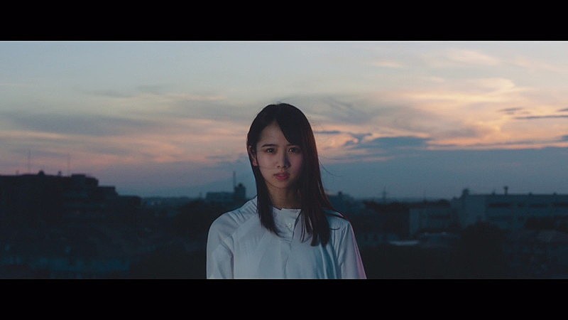 日向坂46「日向坂46、上村ひなのソロ曲MVは自然体の姿を映し出した作品」1枚目/6