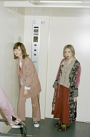 「yonige、本日公開の映画「おいしい家族」の主題歌、コラボMVを公開」