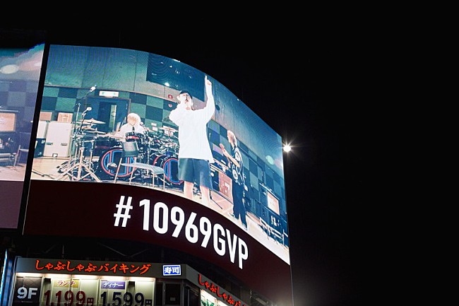 ONE OK ROCK「ONE OK ROCK、楽曲「Head High」ライブバージョンを渋谷ビジョンで放映」1枚目/8