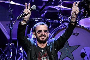 「リンゴ・スター、ザ・ルーツとともにおもちゃの楽器でビートルズの名曲を披露」