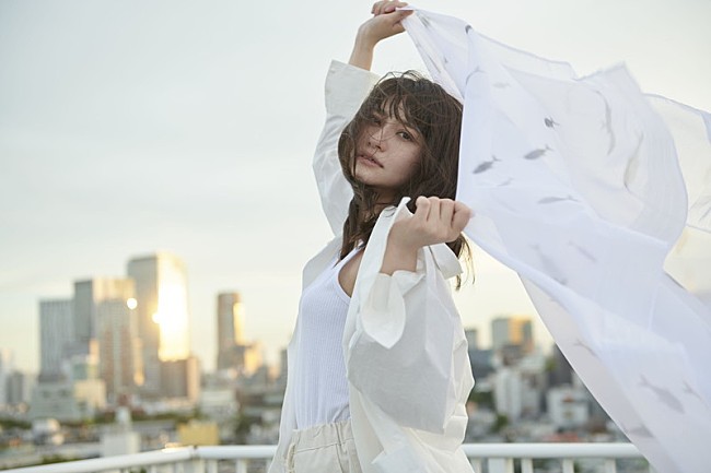 中島愛「中島愛、新曲「水槽」＆「髪飾りの天使」MV同時公開」1枚目/4